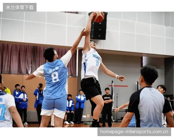 篮球少年后仰投篮姿势惊艳：一场青春与技艺的完美交融